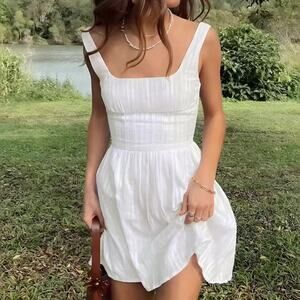 Elegant White Sleeveless Dress